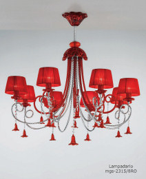 Lampadario con paralumi in colore rosso ad otto luci