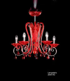 Lampadario rosso a otto luci