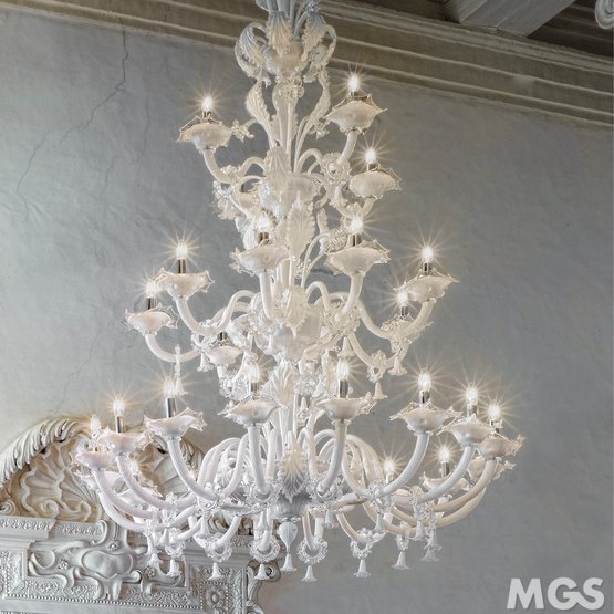 Lampadario Giustinian, Lampadario in cristallo con ventotto luci