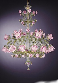Lampadario con fiori in pasta rosa a tre luci