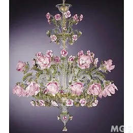 Lampadario con fiori in pasta rosa a diciotto luci