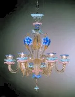 Lampadario in cristallo oro decorato pasta bianca colorata.