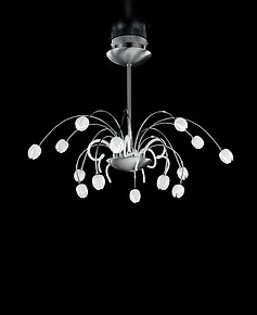 Lampadario in metallo con tazzine bianco latte