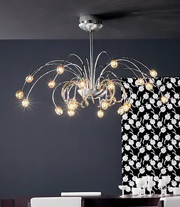 Lampadario in metallo con tazzine bianco latte