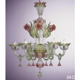 Lampadario verde e decoro oro
