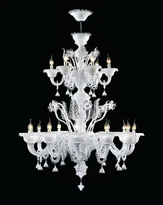 Lampadario a diciotto luci in bianco latte