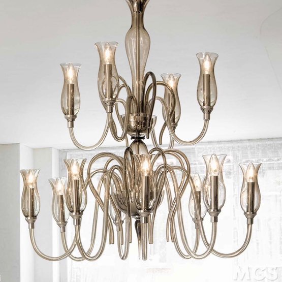 Lampadario Teodato, Lampadario in biancolatte a dodici luci