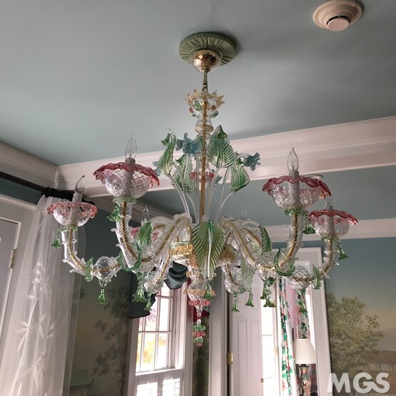 Ca' Rezzonico Vendramin, Lampadario tipo Ca' Rezzonico in cristallo oro decoro rosa e verde