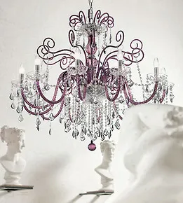 Lampadario colore bianco e dettagli in cristallo