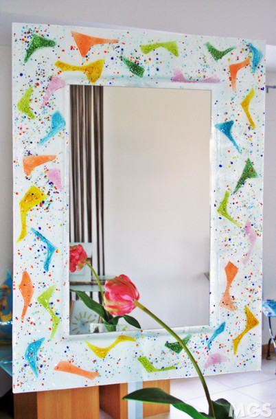 Specchio colorato, Specchio moderno bianco con tessere colorate