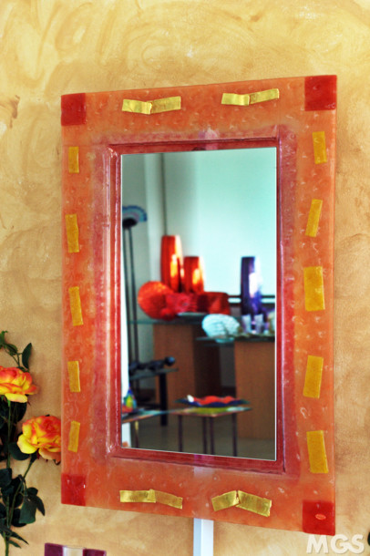 Specchio colorato, Specchio moderno color salmone con tessere oro
