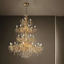 Lampadario colore bianco e dettagli in cristallo