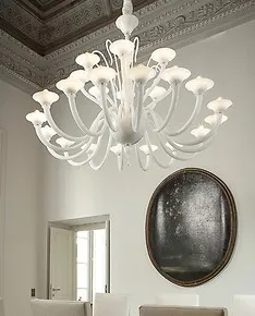 Lampadario a ventiquattro luci in bianco latte