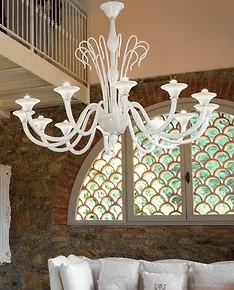 Lampadario a dodici luci in bianco latte