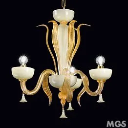Lampadario in bianco latte e cristallo