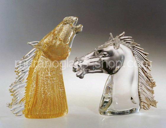 Teste di cavallo, Testa di cavallo decorata in oro