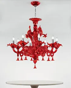 Lampadario rosso a otto luci