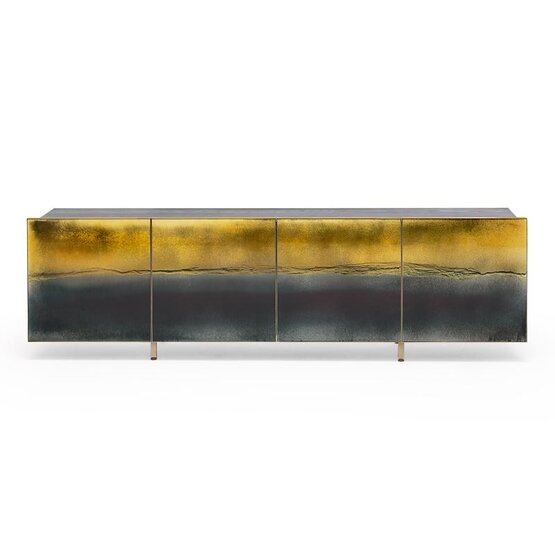Credenza Alcantara, Quattro ante rivestite in vetro extrachiaro decorato con finitura Etna