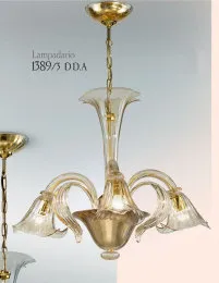 Lampadario in cristallo a tre luci con decoro ambra