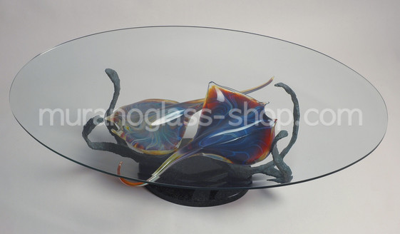 Tavoli con sculture, Tavolino con razze caledonio