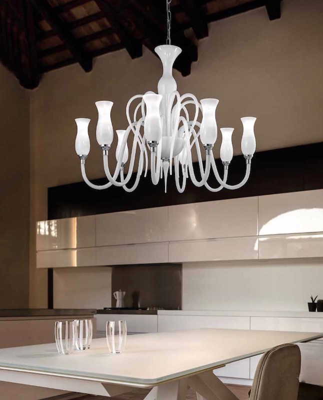 Lampadario moderno in colore bianco latte